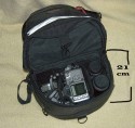 Canon Rucksack aus 2002\n\nFoto von Dieter Schrder - VIELEN DANK!\n\nKommentar des Nutzers:\n\nAls Anlage sende ich ihnen Aufnahmen von einem Canon Rucksack wohl aus dem Jahr 2002.\nInformationen dazu :\nGebraucht gekauft bei Ebay\nVerarbeitung sehr gut, mit sehr vielen Mglichkeiten der Kleinteilverstauung.\nberall finden sich kleine Taschen aussen. Sowohl an der Tasche als auch am Bauchgurt.\nSehr gute Schlieen am Bauchgurt mit Canon-Logo.\nReiverschlsse sind gegen Regen geschtzt.\nDer Boden ist gegen Schmutz gummiert und der Rucksack wohl auch Regenfest imprgniert Tragegurte sint gut gepolstert und schn breit.\nSehr angenehm den Tag ber zu tragen.\nRotes Logo auf dem Hauptfach.\nMae sind angegeben auf den Fotos.\nWenn alles drin ist, dann >\n1 300d mit 28-70\n1 300d mit 35-135 und Griff ed1\n75-300mm is\n50mm 1.8\n18-55 Kit\nKonverter\nBlitz 500 Sigma\nkleines Fernglas\nRegenjacke\nLadegert fr 12v\nReserveakkus\nSpeicherkarten\nund bestimmt noch mehr ;-))\nDann ca 12kg Gewicht\n\nber kleine Schlaufen lassen sich aussen noch Filmpatronen laden Und an kleinen Schlaufen unten  noch Trinkflasche und Stativ dranhngen.