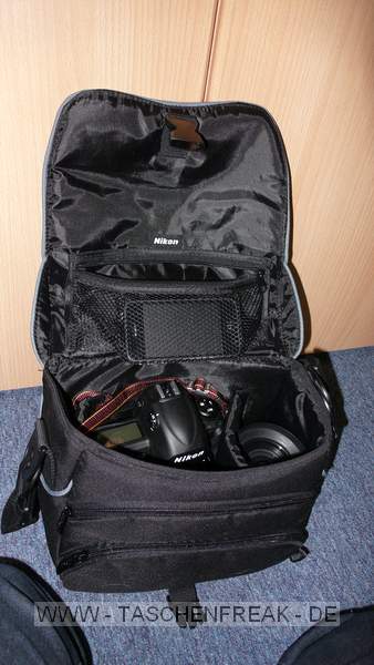 NIKON CF-EU 04 Schultertasche\n\nFotos von Janina Langer - Vielen Dank!\n\nKommentar von Jrg Langer - www.taschenfreak.de:\n\nDie CF-EU 04 ist eine weiche und sehr leichte Tasche die in einigen Nikon Kits mitgeliefert wird.\n\nMan kann darin gut eine DSLR mit 3 Objektiven oder eine Pro DSLR mit 2 Objektiven transportieren. Ind er Frontasche hat dann noch GPS/Handy/Geldbrse gut Platz.\n\nEine Papier oder Tickettasche am Rcken ist auch vorhanden.\n\nDie Tasche ist weich und anschmiegsam - sowohl an den Krper, als auch an die Cam.\n\nIn unserem Falle sehen sie eine Nikon D3 mit 50 1.4 und ein Nikon 20 2.8 in der Tasche.\n\nEuer Jrg und Janina Langer