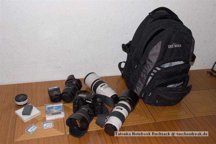 Foto von Gerd Wiechers - DANKE DAFR!\n\nKommentar des Nutzers:\n\nEs handelt sich zwar um einen ganz normalen Notebook Rucksack, aber ich nutze ihn auf Ausflgen und Dienstreisen stndig als Fototasche.\n\n \n\nDer Rucksack hat 4 Fcher.\n\nIch bekommen locker hinein:\n\n \n\nHauptfach (Mittig)\n\n \n\nCanon 5D mit angesetzem 24-104/4 L inkl. Geli schussbereit\nCanon EF 300/4 L IS\nCanon EF 70-200/4 L\nCanon EF 17-40/4 L\n \n\nRckenfach (Rckenseitig, gro)\n\n \n\nSpeedlite 220EX oder 580EX\nFilter 77mm Pol und UV\nTelekonverter Soligor 1.4x\nTaschenbuch oder\nTrinkflasche\nRegenjacke\n \n\n"Brofach" fr\n\n\n \n\nReiseunterlagen\nSchreibutensilien\nVisitenkarten\n"Kleinkramfach" fr\n \nSpeicherkarten\nAkkus\nSchlssel\nKleinkram\n \nVollgepackt mit allem oben beschriebenen Dingen (auer Wasserflasche)\n \n7,05 KG!!! Absolut dauerhaft tragbar, zumal das Trgersystem ganz hervorragend ist!!!