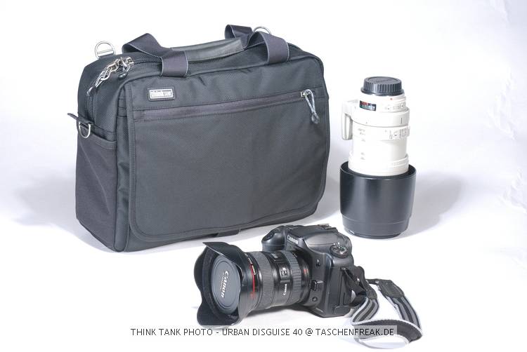THINK TANK PHOTO - URBAN DISGUISE 40\n\nFOTO VON ISARFOTO & THINK TANK PHOTO - VIELEN DANK!\n\nKommentar des Herstellers:\n\nHolds an amazing amount of gear!\n\nThis will hold more gear than you ever imagined, such as a wide angle lens with a hood attached, a 24-70 2.8 with the hood, a 70 -200 2.8 with the hood reversed, AND two pro-size SLRs in the expandable front pockets (without the lenses attached). A regular size SLR with a lens attached can also be put straight down inside of the bag. Strobes fit into the side stretch pockets, as well.