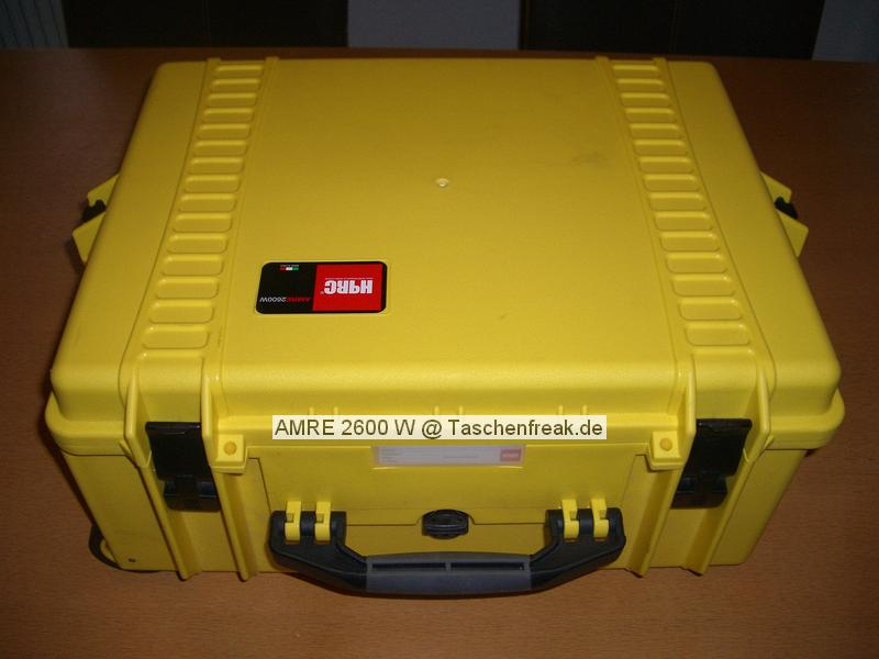 AMRE 2600W\n\nFoto von Michael Woischnik - VIELEN DANK FÜR DIE NETTEN MAILS!\n\nKommentar des Nutzers:\n\nPreis ca. 150 Euro\n\nMaße innen:\n480x360x240(mm)\n\nMaße außen:\n510x420x260(mm)\n\nGewicht leer:\n6,20kg\n\nGewicht mit Würfelschaumstoff:\n7,10kg\n\nGewicht mit Innentasche:\n7,50kg\n\nTemperaturbedingungen:\n- 40 Grad Celsius - +80 Grad Celsius\n\nMade in Italy
