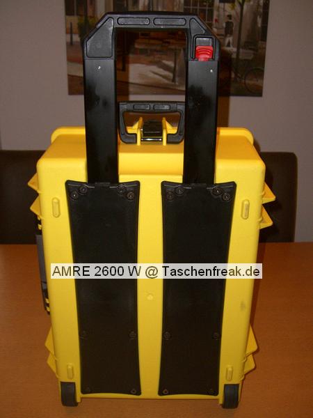 AMRE 2600W\n\nFoto von Michael Woischnik - VIELEN DANK FÜR DIE NETTEN MAILS!\n\nKommentar des Nutzers:\n\nPreis ca. 150 Euro\n\nMaße innen:\n480x360x240(mm)\n\nMaße außen:\n510x420x260(mm)\n\nGewicht leer:\n6,20kg\n\nGewicht mit Würfelschaumstoff:\n7,10kg\n\nGewicht mit Innentasche:\n7,50kg\n\nTemperaturbedingungen:\n- 40 Grad Celsius - +80 Grad Celsius\n\nMade in Italy