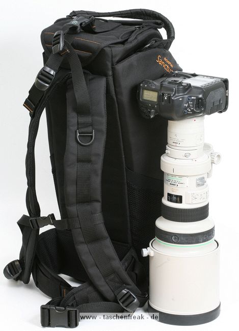 AOSTA Santcuary RK650\n\nFoto und Pressetext von Klaus Bothe ISARFOTO - VIELEN DANK!\n\nPressetext:\n\nAOSTA Sanctuary Teleruckscke\n\nNeu und besonders fr die Tier-, Naturfotografen und Sportfotografen zu empfehlen sind die AOSTA SANCTUARY Teleruckscke, die ideal fr den sicheren Transport Ihres Super-Teleobjektivs mit angesetzter Kamera, Einbeinstativ und Zubehr geeignet sind.  Die Abmessungen werden von vielen Fluglinien noch als Handgepck akzeptiert. Die Ruckscke sind ab sofort exklusiv bei dem Spezialisten fr Zubehr fr Naturfotografie Isarfoto Bothe / www.isarfoto.de erhltlich. \n\nVerfgbar in zwei Gren:\n\nAOSTA Sanctuary RK650 Telerucksack\nIdeal geeignet fr ein 4/500, 4/600, 5,6/800 mit angesetzter Kamera (oder ein kleineres Teleobjektiv, welches schussbereit mit angesetzter Sonnenblende) transportiert werden soll.\n\nAbmessungen:\ninnen: 170 x 505 x 230 mm\nauen: 245 x 550 x 245 mm\nGewicht: 1925 g\nPreis: 329 EURO inkl. MWST\n\nAOSTA Sanctuary RK430 Telerucksack\nDie etwas kleiner Ausfhrung: fr ein 2,8/300, 4/400 oder 2,8/400 Objektiv. Die Kamera und das Zubehr kann in den Seitentaschen verstaut werden.\n\nAbmessungen:\ninnen: 165 x 420 x 220 mm\nauen: 225 x 480 x 230 mm\nGewicht: 1870 g\nPreis : 299 EURO inkl. MWST\n\n\nMaterial: \nschwarzes 1680 Denier Nylon, welches extrem stabil ist und u.a. auch fr schusssichere Westen verwendet wird, es ist leicht und extrem haltbar.\n\n\nFeatures:\n\n?	Doppelter Reiverschluss mit Griff fr das Hauptfach zum schnellen ffnen und Schlieen\n?	Zwei Seitentaschen mit ausreichend Platz fr Zubehr, Zweitgehuse, Konverter und Blitz\n?	Einbeinstativhalter auf beiden Seiten (Schaufensystem)\n?	Stoabsorbierender, starker Boden\n?	Angenehme Rcken-Trageriemen inkl. Bauch- und Brustgurt\n?	Kompa\n?	Regenschutzhlle\n?	Robuster oberer Handgriff\n?	Individuell einstellbare Klett-Einteilungen im Hauptfach.\n\n\nVideo: \nhttp://www.youtube.com/watch?v=WaWq4RnJhrk\n\nVertrieb:\nIsarfoto Bothe GmbH, Icking , 08178-1311, mail@isarfoto.de www.isarfoto.de