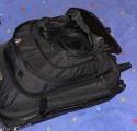 Trolley Reisekoffer ARAL\n\nFoto von Jrg Langer\n\nKommentar des Nutzers:\n\nDieser Trolley aus einer Punkte Aktion der ARAL und passend fr die kleine Studioblitzausstattung.\n\nWir haben hier reingepackt:\n\nHauptfach:\nStudioblitzleuchte 420Ws\nStudioblitzleuchte 260Ws\n(in einem Handtuch gegen Ste und Reibung etwas gesichert)\noben drber "kneulen" wir Schwarze und weie Stoffe die man im STudiobetrieb immer wieder mal brauchen kann.\n\nIm aufgesetzen Rucksack /der Fronttasche auf dem Trolley sind:\n\nStudioblitzleuchte klein 100Ws miit Spotvorsatz, 15 Meter Stromverlngerung, Steckdoesenleiste, Stromkabel fr die 3 Studioblitze\n\nIn der Fronttasche der Fronttasche ;-) sind dann:\n\n2 X-Sync Kabel 5m fr die 3 Blitze (der kleine und die groen nutzen unterschiedliche und Ersatz soll ja auch dabei sein ;-)\n\nHinten neben dem Trolleygestell sind dann zwei kleine Reflektorschirme verstaut. Die Stative und die Softboxen werden in Ihren eigenen Taschen transportiert und liegen gesondert im Kofferraum.