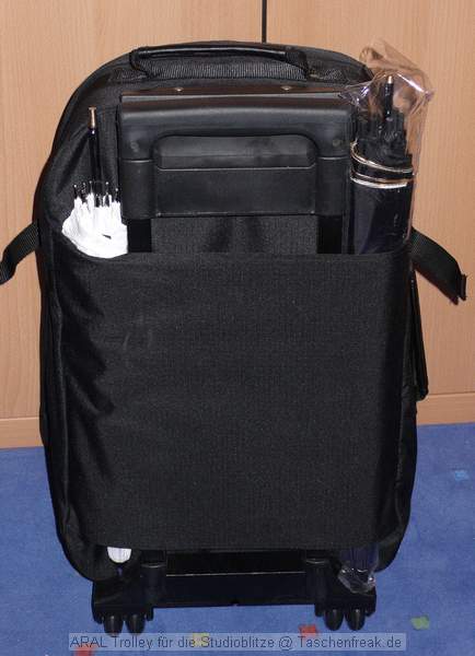 Trolley Reisekoffer ARAL\n\nFoto von Jrg Langer\n\nKommentar des Nutzers:\n\nDieser Trolley aus einer Punkte Aktion der ARAL und passend fr die kleine Studioblitzausstattung.\n\nWir haben hier reingepackt:\n\nHauptfach:\nStudioblitzleuchte 420Ws\nStudioblitzleuchte 260Ws\n(in einem Handtuch gegen Ste und Reibung etwas gesichert)\noben drber "kneulen" wir Schwarze und weie Stoffe die man im STudiobetrieb immer wieder mal brauchen kann.\n\nIm aufgesetzen Rucksack /der Fronttasche auf dem Trolley sind:\n\nStudioblitzleuchte klein 100Ws miit Spotvorsatz, 15 Meter Stromverlngerung, Steckdoesenleiste, Stromkabel fr die 3 Studioblitze\n\nIn der Fronttasche der Fronttasche ;-) sind dann:\n\n2 X-Sync Kabel 5m fr die 3 Blitze (der kleine und die groen nutzen unterschiedliche und Ersatz soll ja auch dabei sein ;-)\n\nHinten neben dem Trolleygestell sind dann zwei kleine Reflektorschirme verstaut. Die Stative und die Softboxen werden in Ihren eigenen Taschen transportiert und liegen gesondert im Kofferraum.