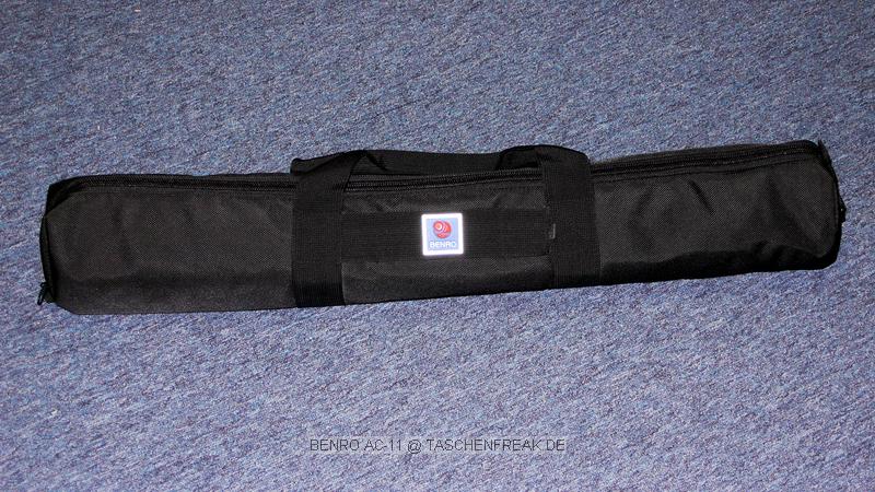BENRO AC-11\n\nFoto von Jrg Langer\n\nKommentar des Nutzers:\n\nBenro liefert hier durch die sehr angenehme Firma Dr. Lang eine sehr hochwertige Stativtasche die sich hinter Gitzo oder Manfrotto Stativtaschen nicht verstecken muss, im Gegenteil, die Detail sprechen absolut fr die Benro Stativtaschen.\n\nInnentasche fr Wechselplatte oder Werkzeug\nsen fr Umhngegurt der auch abnehmbar ist\nAngenehme Mae\nExtrem gnstiger Preis\nVerdeckbares Namensschild (mit Klettstoff verdeckbar)\n\nWeitere Benro Artikel und auch eine Hndlerverknpfung finden Sie auf unserer Page www.stativfreak.de