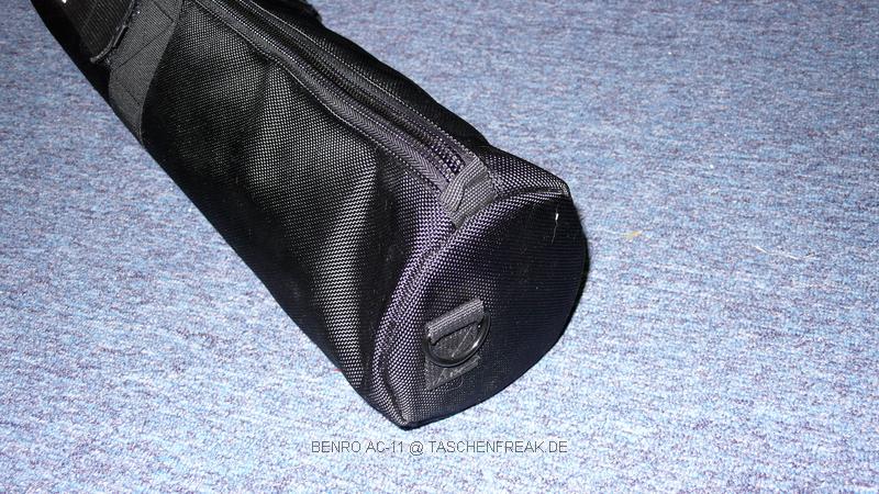 BENRO AC-11\n\nFoto von Jrg Langer\n\nKommentar des Nutzers:\n\nBenro liefert hier durch die sehr angenehme Firma Dr. Lang eine sehr hochwertige Stativtasche die sich hinter Gitzo oder Manfrotto Stativtaschen nicht verstecken muss, im Gegenteil, die Detail sprechen absolut fr die Benro Stativtaschen.\n\nInnentasche fr Wechselplatte oder Werkzeug\nsen fr Umhngegurt der auch abnehmbar ist\nAngenehme Mae\nExtrem gnstiger Preis\nVerdeckbares Namensschild (mit Klettstoff verdeckbar)\n\nWeitere Benro Artikel und auch eine Hndlerverknpfung finden Sie auf unserer Page www.stativfreak.de