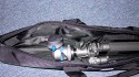 BENRO AC-11\n\nFoto von Jörg Langer\n\nKommentar des Nutzers:\n\nBenro liefert hier durch die sehr angenehme Firma Dr. Lang eine sehr hochwertige Stativtasche die sich hinter Gitzo oder Manfrotto Stativtaschen nicht verstecken muss, im Gegenteil, die Detail sprechen absolut für die Benro Stativtaschen.\n\nInnentasche für Wechselplatte oder Werkzeug\nÖsen für Umhängegurt der auch abnehmbar ist\nAngenehme Maße\nExtrem günstiger Preis\nVerdeckbares Namensschild (mit Klettstoff verdeckbar)\n\nWeitere Benro Artikel und auch eine Händlerverknüpfung finden Sie auf unserer Page www.stativfreak.de
