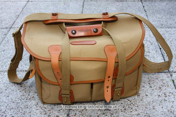 BILLINGHAM 335\n\nFoto und Text von Michael mecke - Vielen Dank!\n\nKommentar:\n\nDiese Billingham 335 Tasche aus England ist schon zu meinem stndigen Begleiter geworden. Eine Kamera mit BG und angestztem 2.8/70-200 passt liegend hinein. Billingham typisch ist die hervorragende Verarbeitung und Materialien die einfach unkaputtbar sind! Sehr praktisch ist auch hier der doppelte Tragegriff der einmal innen, einmal auen vorhanden ist. So kann man auch bei offenem berwurfdeckel die Tasche am Handgriff tragen. Das Shoulder Pad ist auf der unteren Seite aus Neopren,auf der Oberen aus Leder und serienmig vorhanden. \n\nDie Vorteile einer Billingham Taschen merkt man erst richtig wenn man sie trgt. Z.B. die 3-Punkt Aufhngung des Schultergurtes sorgt dafr das die Tasche sehr ruhig hngt und nicht so stark schaukelt beim Zugriff wie bei fast allen Taschen wo der Tragegurt an einem D-Ring mit Karabiner baumelt.\n\nVorteil:\n- Materialien\n- Verarbeitung\n- Dezentes Aussehen, fllt nicht jedem als Fototasche auf\n\nNachteil:\n- Der Preis