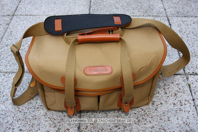 BILLINGHAM 335\n\nFoto und Text von Michael mecke - Vielen Dank!\n\nKommentar:\n\nDiese Billingham 335 Tasche aus England ist schon zu meinem stndigen Begleiter geworden. Eine Kamera mit BG und angestztem 2.8/70-200 passt liegend hinein. Billingham typisch ist die hervorragende Verarbeitung und Materialien die einfach unkaputtbar sind! Sehr praktisch ist auch hier der doppelte Tragegriff der einmal innen, einmal auen vorhanden ist. So kann man auch bei offenem berwurfdeckel die Tasche am Handgriff tragen. Das Shoulder Pad ist auf der unteren Seite aus Neopren,auf der Oberen aus Leder und serienmig vorhanden. \n\nDie Vorteile einer Billingham Taschen merkt man erst richtig wenn man sie trgt. Z.B. die 3-Punkt Aufhngung des Schultergurtes sorgt dafr das die Tasche sehr ruhig hngt und nicht so stark schaukelt beim Zugriff wie bei fast allen Taschen wo der Tragegurt an einem D-Ring mit Karabiner baumelt.\n\nVorteil:\n- Materialien\n- Verarbeitung\n- Dezentes Aussehen, fllt nicht jedem als Fototasche auf\n\nNachteil:\n- Der Preis