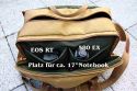 BILLINGHAM 445\n\nFoto und Text von Michael Mecke - VIELEN DANK!\n\nKommentar:\n\nHallo Jrg,\n\nich wollte mal wieder was schicken was noch nicht so oft vertreten ist\n\nDieses Modell der Billingham 445 Tasche aus England ist schon etwas fr die grere Ausrstung. Da geht schon eine sehr umfangreiche Ausstung mit Zubehr hinein. Billingham typisch ist die hervorragende Verarbeitung und Materialien die einfach unkaputtbar sind! \n\nSehr praktisch ist auch hier der doppelte Tragegriff der einmal innen, einmal auen vorhanden ist. So kann man auch bei offenem berwurfdeckel die Tasche am Handgriff tragen. Das Shoulder Pad ist auf der unteren Seite aus Neopren, auf der Oberen aus Leder und serienmig vorhanden. Das System die Reiverschlsse zu verstauen damit sie nicht an der wertvollen Ausrstung Kratzer hinterlassen nennt sich TUK TOP. Man sieht es bei der offenen Tasche.\n\nDie Vorteile einer Billingham Tasche merkt man erst richtig wenn man sie trgt. Z.B. die 3-Punkt Aufhngung des Schultergurtes sorgt dafr das die Tasche sehr ruhig hngt und nicht so stark schaukelt beim Zugriff wie bei fast allen Taschen wo der Tragegurt an einem D-Ring mit Karabiner baumelt.\n\nVorteil:\n- Materialien\n- Verarbeitung\n- Dezentes Aussehen, fllt nicht jedem als Fototasche auf\n\nNachteil:\n- Der Preis\n \nMit freundlichen Gren\n\nM.Mecke
