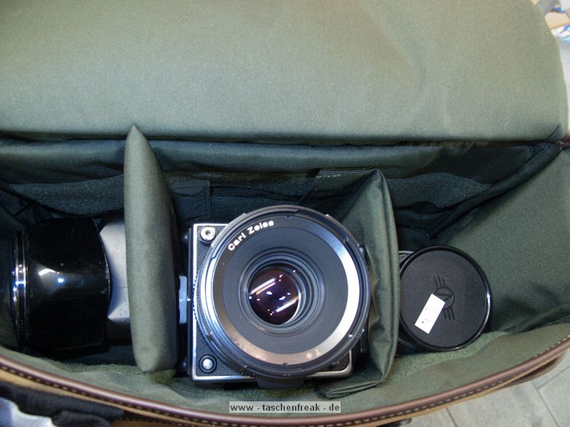 BILLINGHAM F 1.4 UND F 2.8\n\nFoto und Text von Dani - VIELEN DANK!\n\nKommentar:\n\nHallo Jrg\n\nWie vor einiger zeit versprochen sende ich Dir die Bilder der Billingham Fototaschen in welche auch eine Mittelformatkamera platz findet.\nDie Schwarze ist die F 2.8 und die Khaki farbene die F 1.4... beide sind genau gleich aufgebaut.\nDie ineneinteilung ist individuell verstellbar der boden ist gepolstert und mit einem Brett on unten geschtzt.\nAuf der Vorderseite ist ein grosses Fach fr Zubehr, im inneren ein extrafach welches gut gepolstert ist. \nIn der Grsseren also F1.4 passt sicher ein I-Pad rein bei der F2.8 weis ichs nicht da ich keins besitze konnte ich es nicht ausprobieren.\nBeide haben auch hinten ein extra fach.\nDa du sie mit einer Mittelformatkamera nutzen wolltest habe ich eine Hasselblad mit magazin und 80-er eingepackt das Objektiv auf der seite\nist ein 150-er, in der 1.4-er Tasche wre auch genug platz fr ein Weitwinkel gewesen. \nWas ich dir noch empfehlen kann wre ein Schulterposlter mittzubestellen falls du dir eine kaufen mchtest.\nAls schulterpolster wrde eich einen SP-40 nehmen der SP-50 ist zu breit der rutscht dan zu sehr... \n\nSchne Grsse \n\nDani