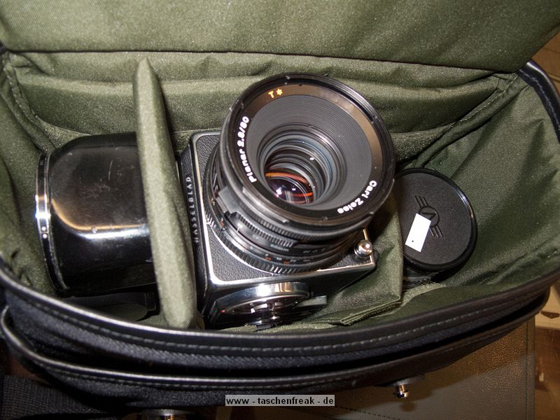 BILLINGHAM F 1.4 UND F 2.8\n\nFoto und Text von Dani - VIELEN DANK!\n\nKommentar:\n\nHallo Jrg\n\nWie vor einiger zeit versprochen sende ich Dir die Bilder der Billingham Fototaschen in welche auch eine Mittelformatkamera platz findet.\nDie Schwarze ist die F 2.8 und die Khaki farbene die F 1.4... beide sind genau gleich aufgebaut.\nDie ineneinteilung ist individuell verstellbar der boden ist gepolstert und mit einem Brett on unten geschtzt.\nAuf der Vorderseite ist ein grosses Fach fr Zubehr, im inneren ein extrafach welches gut gepolstert ist. \nIn der Grsseren also F1.4 passt sicher ein I-Pad rein bei der F2.8 weis ichs nicht da ich keins besitze konnte ich es nicht ausprobieren.\nBeide haben auch hinten ein extra fach.\nDa du sie mit einer Mittelformatkamera nutzen wolltest habe ich eine Hasselblad mit magazin und 80-er eingepackt das Objektiv auf der seite\nist ein 150-er, in der 1.4-er Tasche wre auch genug platz fr ein Weitwinkel gewesen. \nWas ich dir noch empfehlen kann wre ein Schulterposlter mittzubestellen falls du dir eine kaufen mchtest.\nAls schulterpolster wrde eich einen SP-40 nehmen der SP-50 ist zu breit der rutscht dan zu sehr... \n\nSchne Grsse \n\nDani