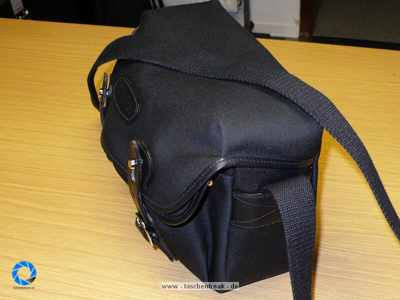 BILLINGHAM HADLEY SMALL\n\nFoto und Text von Jrg Langer - www.taschenfreak.de\n\nKommentar:\n\nDie kleinste Billingham aus der bekannten Hadley Serie. Typisch fr Billingham, der edle aber sehr robuste Stoff, die unauffllige "Bauform", die Lederbeschlge fr den Verschluss und der grne "Innenraum" der sehr weich und schtzend fr die edlen Teile darin ist.\n\nDie "Small Hadley" ist ideal fr eine kleine DSLR wie D40 oder D90 mit einem Kit oder Zoom bis max 18-200 VR oder ideal fr eine Systemkamera mit angesetzten Objektiv und einem weiteren Objektiv. Hinter dem Fotofach ist ein weiches flaches Fach zu finden welchen wirklich perfekt zugeschnitten fr das iPad ist und die beiden Fronttaschen nehmen gut Handy, Ersatzakku, Camera Connection Kit fr das iPad oder auch Geldbrse auf. \n\nDie Tasche ist sehe edel verarbeitet, dennoch praktisch und bequem zu nutzen. Der Gurt st fest und nicht abnehmbar und leider recht rutschig auf der Jacke. Dagegen hilft das optionale Schulterpolster fr den Gurt (das ich leider nicht mitbestellt habe....).\n\nAlso wer eine kleine Tasche fr seine kleinen Begleiter sucht wird mit der Hadley Small sicher sehr glcklich werden!