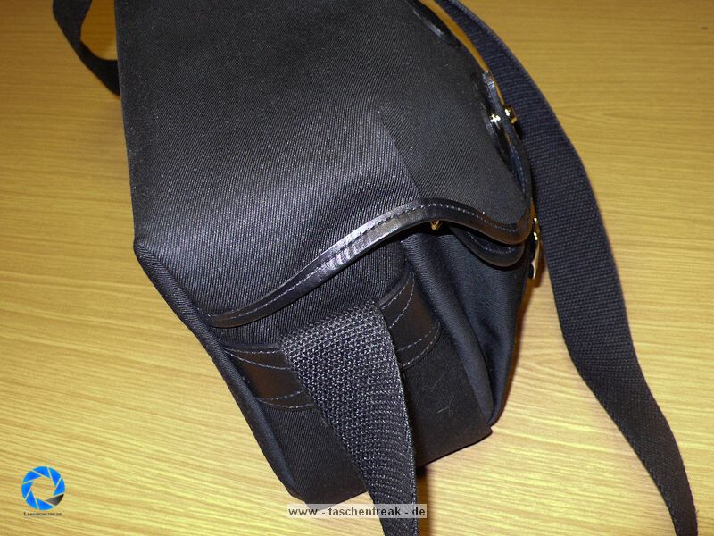 BILLINGHAM HADLEY SMALL\n\nFoto und Text von Jörg Langer - www.taschenfreak.de\n\nKommentar:\n\nDie kleinste Billingham aus der bekannten Hadley Serie. Typisch für Billingham, der edle aber sehr robuste Stoff, die unauffällige "Bauform", die Lederbeschläge für den Verschluss und der grüne "Innenraum" der sehr weich und schützend für die edlen Teile darin ist.\n\nDie "Small Hadley" ist ideal für eine kleine DSLR wie D40 oder D90 mit einem Kit oder Zoom bis max 18-200 VR oder ideal für eine Systemkamera mit angesetzten Objektiv und einem weiteren Objektiv. Hinter dem Fotofach ist ein weiches flaches Fach zu finden welchen wirklich perfekt zugeschnitten für das iPad ist und die beiden Fronttaschen nehmen gut Handy, Ersatzakku, Camera Connection Kit für das iPad oder auch Geldbörse auf. \n\nDie Tasche ist sehe edel verarbeitet, dennoch praktisch und bequem zu nutzen. Der Gurt st fest und nicht abnehmbar und leider recht rutschig auf der Jacke. Dagegen hilft das optionale Schulterpolster für den Gurt (das ich leider nicht mitbestellt habe....).\n\nAlso wer eine kleine Tasche für seine kleinen Begleiter sucht wird mit der Hadley Small sicher sehr glücklich werden!