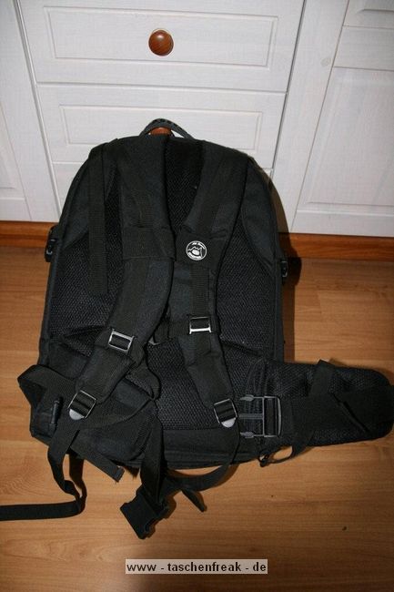 BILORA BACKPACK 2 - 321-R\n\nFoto und Text von Nils Wohlgemuth - VIELEN DANK!\n\nKommentar:\n\nHallo,\n \nvon Bilora gibts einen neuen groen Rucksack.\nDen Backpack 2\n \nIch war auf der Suche nach einem groen Rucksack der nicht das Preisniveau von Lowe und Co hat.\nBin bei Bilora fndig geworden.\n \nVoraussetzung fr den Kauf war bei mir:\n         Unterbringung meiner EOS 400D  & Batteriegriff & Objektiv 70-300 mit aufgesetzter Geli\n         Platz fr weitere Objektive und Blitze\n         Stativ auf dem Rcken mittig gehalten\n         Platz fr Wasser\n         Platz fr 17 Zoll Notebook\n         Wenn das Notebook fach nicht genutzt wird, will ich eine dnne wasserfeste Jacke dort unterbringen knnen\n \nUnd was soll ich sagen alles hat Platz.\n \nQualitativ wrde ich das Material sehr nahe bei Lowe einsortieren. Mein Slingshot fhlt sich hnlich an.\n\nDie Reiverschlsse sind leichtgngig und sehen stabil aus.\n \nAnbei die Fotos.\n \nMit freundlichem Gru\n \nNils Wohlgemuth