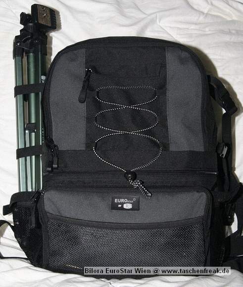 Foto von Bernd Binnewies - DANKE DAFR!\n\nKommentar des Nutzers:\n\nEs handelt sich um einen kombinierten Rucksack. Er hat zwei Fcher. Im oberen Fach knnen alle Utensilien mitgenommen werden, die man fr einen Ausflug bentigt. Im unteren Teil befindet eine herausnehmbare Tasche fr die Kameraausrstung. Die Tasche knnte auch separat benutzt werden. Aufgrund ihrer Beschaffenheit, ist dies aber nur z.B. in der Wohnung/ Gebuden ratsam. Die Fcher der Tasche lassen sich mit den blichen Trennwnden per Klett verstellen. Bei mir reicht der Platz fr eine Canon EOS 350D, an dem sich standardmig ein Tamron 28-75 2,8XR Di befindet. Weiterhin sind in dem Rucksack noch 4 Objektive Canon EF 50/1,8; Canon EF 100/2,0; Canon EF-S 18-55, Tamron 70-300) ein Blitz und der erforderliche Kleinkram (Speicherkarten, Filter). Der Kleinkram befindet sich in einer aufgesetzten Frontasche, die am unteren Teil des Rucksacks angebracht ist. \n\nDer Rucksack hat einen Brustgurt, einen Bauchgurt und ausreichend breite Schultergurte. Auerdem hat er eine integrierte Regenhlle. Die Rckenbelftung knnte sicher besser sein, aber dieses Manko macht der relativ gnstige Preis wieder wett.