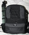 Foto von Bernd Binnewies - DANKE DAFR!\n\nKommentar des Nutzers:\n\nEs handelt sich um einen kombinierten Rucksack. Er hat zwei Fcher. Im oberen Fach knnen alle Utensilien mitgenommen werden, die man fr einen Ausflug bentigt. Im unteren Teil befindet eine herausnehmbare Tasche fr die Kameraausrstung. Die Tasche knnte auch separat benutzt werden. Aufgrund ihrer Beschaffenheit, ist dies aber nur z.B. in der Wohnung/ Gebuden ratsam. Die Fcher der Tasche lassen sich mit den blichen Trennwnden per Klett verstellen. Bei mir reicht der Platz fr eine Canon EOS 350D, an dem sich standardmig ein Tamron 28-75 2,8XR Di befindet. Weiterhin sind in dem Rucksack noch 4 Objektive Canon EF 50/1,8; Canon EF 100/2,0; Canon EF-S 18-55, Tamron 70-300) ein Blitz und der erforderliche Kleinkram (Speicherkarten, Filter). Der Kleinkram befindet sich in einer aufgesetzten Frontasche, die am unteren Teil des Rucksacks angebracht ist. \n\nDer Rucksack hat einen Brustgurt, einen Bauchgurt und ausreichend breite Schultergurte. Auerdem hat er eine integrierte Regenhlle. Die Rckenbelftung knnte sicher besser sein, aber dieses Manko macht der relativ gnstige Preis wieder wett.