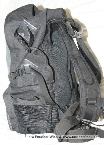 Foto von Bernd Binnewies - DANKE DAFR!\n\nKommentar des Nutzers:\n\nEs handelt sich um einen kombinierten Rucksack. Er hat zwei Fcher. Im oberen Fach knnen alle Utensilien mitgenommen werden, die man fr einen Ausflug bentigt. Im unteren Teil befindet eine herausnehmbare Tasche fr die Kameraausrstung. Die Tasche knnte auch separat benutzt werden. Aufgrund ihrer Beschaffenheit, ist dies aber nur z.B. in der Wohnung/ Gebuden ratsam. Die Fcher der Tasche lassen sich mit den blichen Trennwnden per Klett verstellen. Bei mir reicht der Platz fr eine Canon EOS 350D, an dem sich standardmig ein Tamron 28-75 2,8XR Di befindet. Weiterhin sind in dem Rucksack noch 4 Objektive Canon EF 50/1,8; Canon EF 100/2,0; Canon EF-S 18-55, Tamron 70-300) ein Blitz und der erforderliche Kleinkram (Speicherkarten, Filter). Der Kleinkram befindet sich in einer aufgesetzten Frontasche, die am unteren Teil des Rucksacks angebracht ist. \n\nDer Rucksack hat einen Brustgurt, einen Bauchgurt und ausreichend breite Schultergurte. Auerdem hat er eine integrierte Regenhlle. Die Rckenbelftung knnte sicher besser sein, aber dieses Manko macht der relativ gnstige Preis wieder wett.