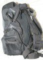 Foto von Bernd Binnewies - DANKE DAFR!\n\nKommentar des Nutzers:\n\nEs handelt sich um einen kombinierten Rucksack. Er hat zwei Fcher. Im oberen Fach knnen alle Utensilien mitgenommen werden, die man fr einen Ausflug bentigt. Im unteren Teil befindet eine herausnehmbare Tasche fr die Kameraausrstung. Die Tasche knnte auch separat benutzt werden. Aufgrund ihrer Beschaffenheit, ist dies aber nur z.B. in der Wohnung/ Gebuden ratsam. Die Fcher der Tasche lassen sich mit den blichen Trennwnden per Klett verstellen. Bei mir reicht der Platz fr eine Canon EOS 350D, an dem sich standardmig ein Tamron 28-75 2,8XR Di befindet. Weiterhin sind in dem Rucksack noch 4 Objektive Canon EF 50/1,8; Canon EF 100/2,0; Canon EF-S 18-55, Tamron 70-300) ein Blitz und der erforderliche Kleinkram (Speicherkarten, Filter). Der Kleinkram befindet sich in einer aufgesetzten Frontasche, die am unteren Teil des Rucksacks angebracht ist. \n\nDer Rucksack hat einen Brustgurt, einen Bauchgurt und ausreichend breite Schultergurte. Auerdem hat er eine integrierte Regenhlle. Die Rckenbelftung knnte sicher besser sein, aber dieses Manko macht der relativ gnstige Preis wieder wett.