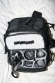 Foto von Bernd Binnewies - DANKE DAFR!\n\nKommentar des Nutzers:\n\nEs handelt sich um einen kombinierten Rucksack. Er hat zwei Fcher. Im oberen Fach knnen alle Utensilien mitgenommen werden, die man fr einen Ausflug bentigt. Im unteren Teil befindet eine herausnehmbare Tasche fr die Kameraausrstung. Die Tasche knnte auch separat benutzt werden. Aufgrund ihrer Beschaffenheit, ist dies aber nur z.B. in der Wohnung/ Gebuden ratsam. Die Fcher der Tasche lassen sich mit den blichen Trennwnden per Klett verstellen. Bei mir reicht der Platz fr eine Canon EOS 350D, an dem sich standardmig ein Tamron 28-75 2,8XR Di befindet. Weiterhin sind in dem Rucksack noch 4 Objektive Canon EF 50/1,8; Canon EF 100/2,0; Canon EF-S 18-55, Tamron 70-300) ein Blitz und der erforderliche Kleinkram (Speicherkarten, Filter). Der Kleinkram befindet sich in einer aufgesetzten Frontasche, die am unteren Teil des Rucksacks angebracht ist. \n\nDer Rucksack hat einen Brustgurt, einen Bauchgurt und ausreichend breite Schultergurte. Auerdem hat er eine integrierte Regenhlle. Die Rckenbelftung knnte sicher besser sein, aber dieses Manko macht der relativ gnstige Preis wieder wett.