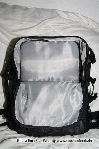 Foto von Bernd Binnewies - DANKE DAFR!\n\nKommentar des Nutzers:\n\nEs handelt sich um einen kombinierten Rucksack. Er hat zwei Fcher. Im oberen Fach knnen alle Utensilien mitgenommen werden, die man fr einen Ausflug bentigt. Im unteren Teil befindet eine herausnehmbare Tasche fr die Kameraausrstung. Die Tasche knnte auch separat benutzt werden. Aufgrund ihrer Beschaffenheit, ist dies aber nur z.B. in der Wohnung/ Gebuden ratsam. Die Fcher der Tasche lassen sich mit den blichen Trennwnden per Klett verstellen. Bei mir reicht der Platz fr eine Canon EOS 350D, an dem sich standardmig ein Tamron 28-75 2,8XR Di befindet. Weiterhin sind in dem Rucksack noch 4 Objektive Canon EF 50/1,8; Canon EF 100/2,0; Canon EF-S 18-55, Tamron 70-300) ein Blitz und der erforderliche Kleinkram (Speicherkarten, Filter). Der Kleinkram befindet sich in einer aufgesetzten Frontasche, die am unteren Teil des Rucksacks angebracht ist. \n\nDer Rucksack hat einen Brustgurt, einen Bauchgurt und ausreichend breite Schultergurte. Auerdem hat er eine integrierte Regenhlle. Die Rckenbelftung knnte sicher besser sein, aber dieses Manko macht der relativ gnstige Preis wieder wett.