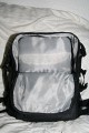 Foto von Bernd Binnewies - DANKE DAFR!\n\nKommentar des Nutzers:\n\nEs handelt sich um einen kombinierten Rucksack. Er hat zwei Fcher. Im oberen Fach knnen alle Utensilien mitgenommen werden, die man fr einen Ausflug bentigt. Im unteren Teil befindet eine herausnehmbare Tasche fr die Kameraausrstung. Die Tasche knnte auch separat benutzt werden. Aufgrund ihrer Beschaffenheit, ist dies aber nur z.B. in der Wohnung/ Gebuden ratsam. Die Fcher der Tasche lassen sich mit den blichen Trennwnden per Klett verstellen. Bei mir reicht der Platz fr eine Canon EOS 350D, an dem sich standardmig ein Tamron 28-75 2,8XR Di befindet. Weiterhin sind in dem Rucksack noch 4 Objektive Canon EF 50/1,8; Canon EF 100/2,0; Canon EF-S 18-55, Tamron 70-300) ein Blitz und der erforderliche Kleinkram (Speicherkarten, Filter). Der Kleinkram befindet sich in einer aufgesetzten Frontasche, die am unteren Teil des Rucksacks angebracht ist. \n\nDer Rucksack hat einen Brustgurt, einen Bauchgurt und ausreichend breite Schultergurte. Auerdem hat er eine integrierte Regenhlle. Die Rckenbelftung knnte sicher besser sein, aber dieses Manko macht der relativ gnstige Preis wieder wett.