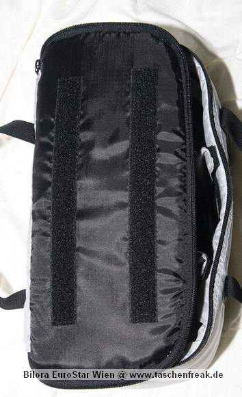Foto von Bernd Binnewies - DANKE DAFR!\n\nKommentar des Nutzers:\n\nEs handelt sich um einen kombinierten Rucksack. Er hat zwei Fcher. Im oberen Fach knnen alle Utensilien mitgenommen werden, die man fr einen Ausflug bentigt. Im unteren Teil befindet eine herausnehmbare Tasche fr die Kameraausrstung. Die Tasche knnte auch separat benutzt werden. Aufgrund ihrer Beschaffenheit, ist dies aber nur z.B. in der Wohnung/ Gebuden ratsam. Die Fcher der Tasche lassen sich mit den blichen Trennwnden per Klett verstellen. Bei mir reicht der Platz fr eine Canon EOS 350D, an dem sich standardmig ein Tamron 28-75 2,8XR Di befindet. Weiterhin sind in dem Rucksack noch 4 Objektive Canon EF 50/1,8; Canon EF 100/2,0; Canon EF-S 18-55, Tamron 70-300) ein Blitz und der erforderliche Kleinkram (Speicherkarten, Filter). Der Kleinkram befindet sich in einer aufgesetzten Frontasche, die am unteren Teil des Rucksacks angebracht ist. \n\nDer Rucksack hat einen Brustgurt, einen Bauchgurt und ausreichend breite Schultergurte. Auerdem hat er eine integrierte Regenhlle. Die Rckenbelftung knnte sicher besser sein, aber dieses Manko macht der relativ gnstige Preis wieder wett.