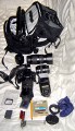 Foto von Bernd Binnewies - DANKE DAFR!\n\nKommentar des Nutzers:\n\nEs handelt sich um einen kombinierten Rucksack. Er hat zwei Fcher. Im oberen Fach knnen alle Utensilien mitgenommen werden, die man fr einen Ausflug bentigt. Im unteren Teil befindet eine herausnehmbare Tasche fr die Kameraausrstung. Die Tasche knnte auch separat benutzt werden. Aufgrund ihrer Beschaffenheit, ist dies aber nur z.B. in der Wohnung/ Gebuden ratsam. Die Fcher der Tasche lassen sich mit den blichen Trennwnden per Klett verstellen. Bei mir reicht der Platz fr eine Canon EOS 350D, an dem sich standardmig ein Tamron 28-75 2,8XR Di befindet. Weiterhin sind in dem Rucksack noch 4 Objektive Canon EF 50/1,8; Canon EF 100/2,0; Canon EF-S 18-55, Tamron 70-300) ein Blitz und der erforderliche Kleinkram (Speicherkarten, Filter). Der Kleinkram befindet sich in einer aufgesetzten Frontasche, die am unteren Teil des Rucksacks angebracht ist. \n\nDer Rucksack hat einen Brustgurt, einen Bauchgurt und ausreichend breite Schultergurte. Auerdem hat er eine integrierte Regenhlle. Die Rckenbelftung knnte sicher besser sein, aber dieses Manko macht der relativ gnstige Preis wieder wett.