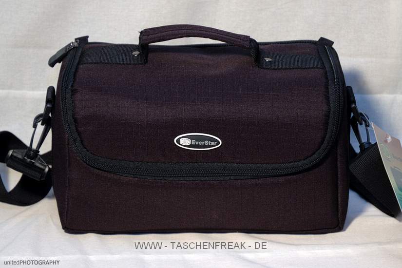 BILORA EVER STAR\n\nFoto und Kommentar von Oliver Totzke - VIELEN DANK!\n\nKommentar:\n\nBilora EverStar\n\nMaße: 27cm breit x 15cm hoch x 12cm tief\n\nDiese Tasche für SLR und DSLR Kameras bietet Platz für Fotografen, die nicht immer alles mit dabei haben müssen.\n\nIn dem Hauptfach ist Platz für Body mit angesetztem Objektiv, ein weiteres Objektiv und einen Blitz oder Batteriegriff.\n\nDas durch einen Reißverschluss geschlossene Fach an der Rückseite beinhaltet ein Spann-Netz zum halten von Speicherkarten,\n\nAkkus, Deckel und sonstigem Zubehör. Die Verarbeitung ist sehr gut und lässt in der Preisklasse keine Wünsche offen.\n\nDie Polsterung ist sehr gut. Auf der Unterseite der Tasche sind große Kunststoff-Noppen angebracht, damit die Tasche nicht \n\ndirekt im Dreck steht. Geliefert wird die Tasche mit einem Schulter-Tragegurt. Die Farbe ist Schwarz.\n\nAnbei ein paar Fotos, die ihr gerne verwenden dürft.\n\nLiebe Grüße und weiter so!\n\nOliver Totzke