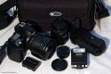 BILORA EVER STAR\n\nFoto und Kommentar von Oliver Totzke - VIELEN DANK!\n\nKommentar:\n\nBilora EverStar\n\nMae: 27cm breit x 15cm hoch x 12cm tief\n\nDiese Tasche fr SLR und DSLR Kameras bietet Platz fr Fotografen, die nicht immer alles mit dabei haben mssen.\n\nIn dem Hauptfach ist Platz fr Body mit angesetztem Objektiv, ein weiteres Objektiv und einen Blitz oder Batteriegriff.\n\nDas durch einen Reiverschluss geschlossene Fach an der Rckseite beinhaltet ein Spann-Netz zum halten von Speicherkarten,\n\nAkkus, Deckel und sonstigem Zubehr. Die Verarbeitung ist sehr gut und lsst in der Preisklasse keine Wnsche offen.\n\nDie Polsterung ist sehr gut. Auf der Unterseite der Tasche sind groe Kunststoff-Noppen angebracht, damit die Tasche nicht \n\ndirekt im Dreck steht. Geliefert wird die Tasche mit einem Schulter-Tragegurt. Die Farbe ist Schwarz.\n\nAnbei ein paar Fotos, die ihr gerne verwenden drft.\n\nLiebe Gre und weiter so!\n\nOliver Totzke