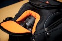 BOOQ BOA FLOW M\n\nFoto und Kommentar von Jrg Langer - www.taschenfreak.de\n\nKommentar:\n\nVielen Dank an das Team von Profil Marketing - die mir diese Bag testweise zur Verfgng stellten.\n\nDer Boa Flow ist ein Rucksack mit dem man sich erst einen Moment beschftigen muss um ihn zu verstehen, dann aber schnell feststellt, das es jammerschade gewesen wre, wenn man sich nicht mit Ihm beschftigt htte!\n\nUnseres erachtens der perfete Business Rucksack im Grostadtdschungel fr diejenigen die Business Tools wie Notebook, Phone, Netzteil, Unterlagen und aucjh eine kleine DSLR mit durch den Alltag transportieren mchten und auf Schutz sowie edles Design nicht verzichten wollen.\n\nDas hat Booq mit dem Flow wirklich geschafft! Alles ist durchdacht und funktional in einem stylischen "Gehuse" untergebracht.\n\nWir haben das M Modell im Test, es gibt auch noch eine Nummer grer. Unseres ist wie folgt bei den Notebookgren angegeben:\nPC: 13", 14", 15"\nMac:  13", 15", 17"\n\nWir haben einen 13" Fujitsu LIFEBOOK und einen 17" Macbook Pro Unibody darin verstaut - beides ohne Probleme und bequem.\n\nDas DSLR Fach knnte Booq etwas grer dimensionieren, da es bei unserer Testcam - einer Nikon D90 mit 18-105 schon recht eng war mit der lnge des Objektives. Mit einem Kitobjektiv wie einem 18-55 VR ist es stressfreier. Da wren 2cm mehr tiefe fr das Objektiv frderlich gewesen.\n\nDas Tragesystem ist sehr gut und durchdacht. Der Hftgurt ist nicht abnehmbar. Die Reissverschlsse und die Nhte sind recht robust und machen einen soliden und zugleich "feinen" Eindruck. Ich denke eine sehr gute Kombination!\n\nWer einen Backpack fr den Alltag und sein Business sucht hat hier einen gefunden!\n\nLieben Gru\n\nEuer Taschenfreak - Jrg