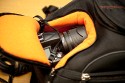 BOOQ BOA FLOW M\n\nFoto und Kommentar von Jrg Langer - www.taschenfreak.de\n\nKommentar:\n\nVielen Dank an das Team von Profil Marketing - die mir diese Bag testweise zur Verfgng stellten.\n\nDer Boa Flow ist ein Rucksack mit dem man sich erst einen Moment beschftigen muss um ihn zu verstehen, dann aber schnell feststellt, das es jammerschade gewesen wre, wenn man sich nicht mit Ihm beschftigt htte!\n\nUnseres erachtens der perfete Business Rucksack im Grostadtdschungel fr diejenigen die Business Tools wie Notebook, Phone, Netzteil, Unterlagen und aucjh eine kleine DSLR mit durch den Alltag transportieren mchten und auf Schutz sowie edles Design nicht verzichten wollen.\n\nDas hat Booq mit dem Flow wirklich geschafft! Alles ist durchdacht und funktional in einem stylischen "Gehuse" untergebracht.\n\nWir haben das M Modell im Test, es gibt auch noch eine Nummer grer. Unseres ist wie folgt bei den Notebookgren angegeben:\nPC: 13", 14", 15"\nMac:  13", 15", 17"\n\nWir haben einen 13" Fujitsu LIFEBOOK und einen 17" Macbook Pro Unibody darin verstaut - beides ohne Probleme und bequem.\n\nDas DSLR Fach knnte Booq etwas grer dimensionieren, da es bei unserer Testcam - einer Nikon D90 mit 18-105 schon recht eng war mit der lnge des Objektives. Mit einem Kitobjektiv wie einem 18-55 VR ist es stressfreier. Da wren 2cm mehr tiefe fr das Objektiv frderlich gewesen.\n\nDas Tragesystem ist sehr gut und durchdacht. Der Hftgurt ist nicht abnehmbar. Die Reissverschlsse und die Nhte sind recht robust und machen einen soliden und zugleich "feinen" Eindruck. Ich denke eine sehr gute Kombination!\n\nWer einen Backpack fr den Alltag und sein Business sucht hat hier einen gefunden!\n\nLieben Gru\n\nEuer Taschenfreak - Jrg