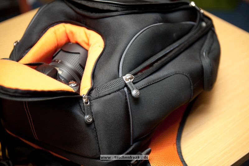 BOOQ BOA FLOW M\n\nFoto und Kommentar von Jörg Langer - www.taschenfreak.de\n\nKommentar:\n\nVielen Dank an das Team von Profil Marketing - die mir diese Bag testweise zur Verfügng stellten.\n\nDer Boa Flow ist ein Rucksack mit dem man sich erst einen Moment beschäftigen muss um ihn zu verstehen, dann aber schnell feststellt, das es jammerschade gewesen wäre, wenn man sich nicht mit Ihm beschäftigt hätte!\n\nUnseres erachtens der perfete Business Rucksack im Großstadtdschungel für diejenigen die Business Tools wie Notebook, Phone, Netzteil, Unterlagen und aucjh eine kleine DSLR mit durch den Alltag transportieren möchten und auf Schutz sowie edles Design nicht verzichten wollen.\n\nDas hat Booq mit dem Flow wirklich geschafft! Alles ist durchdacht und funktional in einem stylischen "Gehäuse" untergebracht.\n\nWir haben das M Modell im Test, es gibt auch noch eine Nummer größer. Unseres ist wie folgt bei den Notebookgrößen angegeben:\nPC: 13", 14", 15"\nMac:  13", 15", 17"\n\nWir haben einen 13" Fujitsu LIFEBOOK und einen 17" Macbook Pro Unibody darin verstaut - beides ohne Probleme und bequem.\n\nDas DSLR Fach könnte Booq etwas größer dimensionieren, da es bei unserer Testcam - einer Nikon D90 mit 18-105 schon recht eng war mit der länge des Objektives. Mit einem Kitobjektiv wie einem 18-55 VR ist es stressfreier. Da wären 2cm mehr tiefe für das Objektiv förderlich gewesen.\n\nDas Tragesystem ist sehr gut und durchdacht. Der Hüftgurt ist nicht abnehmbar. Die Reissverschlüsse und die Nähte sind recht robust und machen einen soliden und zugleich "feinen" Eindruck. Ich denke eine sehr gute Kombination!\n\nWer einen Backpack für den Alltag und sein Business sucht hat hier einen gefunden!\n\nLieben Gruß\n\nEuer Taschenfreak - Jörg