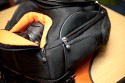 BOOQ BOA FLOW M\n\nFoto und Kommentar von Jrg Langer - www.taschenfreak.de\n\nKommentar:\n\nVielen Dank an das Team von Profil Marketing - die mir diese Bag testweise zur Verfgng stellten.\n\nDer Boa Flow ist ein Rucksack mit dem man sich erst einen Moment beschftigen muss um ihn zu verstehen, dann aber schnell feststellt, das es jammerschade gewesen wre, wenn man sich nicht mit Ihm beschftigt htte!\n\nUnseres erachtens der perfete Business Rucksack im Grostadtdschungel fr diejenigen die Business Tools wie Notebook, Phone, Netzteil, Unterlagen und aucjh eine kleine DSLR mit durch den Alltag transportieren mchten und auf Schutz sowie edles Design nicht verzichten wollen.\n\nDas hat Booq mit dem Flow wirklich geschafft! Alles ist durchdacht und funktional in einem stylischen "Gehuse" untergebracht.\n\nWir haben das M Modell im Test, es gibt auch noch eine Nummer grer. Unseres ist wie folgt bei den Notebookgren angegeben:\nPC: 13", 14", 15"\nMac:  13", 15", 17"\n\nWir haben einen 13" Fujitsu LIFEBOOK und einen 17" Macbook Pro Unibody darin verstaut - beides ohne Probleme und bequem.\n\nDas DSLR Fach knnte Booq etwas grer dimensionieren, da es bei unserer Testcam - einer Nikon D90 mit 18-105 schon recht eng war mit der lnge des Objektives. Mit einem Kitobjektiv wie einem 18-55 VR ist es stressfreier. Da wren 2cm mehr tiefe fr das Objektiv frderlich gewesen.\n\nDas Tragesystem ist sehr gut und durchdacht. Der Hftgurt ist nicht abnehmbar. Die Reissverschlsse und die Nhte sind recht robust und machen einen soliden und zugleich "feinen" Eindruck. Ich denke eine sehr gute Kombination!\n\nWer einen Backpack fr den Alltag und sein Business sucht hat hier einen gefunden!\n\nLieben Gru\n\nEuer Taschenfreak - Jrg