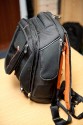 BOOQ BOA FLOW M\n\nFoto und Kommentar von Jrg Langer - www.taschenfreak.de\n\nKommentar:\n\nVielen Dank an das Team von Profil Marketing - die mir diese Bag testweise zur Verfgng stellten.\n\nDer Boa Flow ist ein Rucksack mit dem man sich erst einen Moment beschftigen muss um ihn zu verstehen, dann aber schnell feststellt, das es jammerschade gewesen wre, wenn man sich nicht mit Ihm beschftigt htte!\n\nUnseres erachtens der perfete Business Rucksack im Grostadtdschungel fr diejenigen die Business Tools wie Notebook, Phone, Netzteil, Unterlagen und aucjh eine kleine DSLR mit durch den Alltag transportieren mchten und auf Schutz sowie edles Design nicht verzichten wollen.\n\nDas hat Booq mit dem Flow wirklich geschafft! Alles ist durchdacht und funktional in einem stylischen "Gehuse" untergebracht.\n\nWir haben das M Modell im Test, es gibt auch noch eine Nummer grer. Unseres ist wie folgt bei den Notebookgren angegeben:\nPC: 13", 14", 15"\nMac:  13", 15", 17"\n\nWir haben einen 13" Fujitsu LIFEBOOK und einen 17" Macbook Pro Unibody darin verstaut - beides ohne Probleme und bequem.\n\nDas DSLR Fach knnte Booq etwas grer dimensionieren, da es bei unserer Testcam - einer Nikon D90 mit 18-105 schon recht eng war mit der lnge des Objektives. Mit einem Kitobjektiv wie einem 18-55 VR ist es stressfreier. Da wren 2cm mehr tiefe fr das Objektiv frderlich gewesen.\n\nDas Tragesystem ist sehr gut und durchdacht. Der Hftgurt ist nicht abnehmbar. Die Reissverschlsse und die Nhte sind recht robust und machen einen soliden und zugleich "feinen" Eindruck. Ich denke eine sehr gute Kombination!\n\nWer einen Backpack fr den Alltag und sein Business sucht hat hier einen gefunden!\n\nLieben Gru\n\nEuer Taschenfreak - Jrg