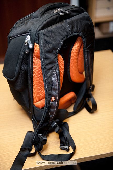 BOOQ BOA FLOW M\n\nFoto und Kommentar von Jörg Langer - www.taschenfreak.de\n\nKommentar:\n\nVielen Dank an das Team von Profil Marketing - die mir diese Bag testweise zur Verfügng stellten.\n\nDer Boa Flow ist ein Rucksack mit dem man sich erst einen Moment beschäftigen muss um ihn zu verstehen, dann aber schnell feststellt, das es jammerschade gewesen wäre, wenn man sich nicht mit Ihm beschäftigt hätte!\n\nUnseres erachtens der perfete Business Rucksack im Großstadtdschungel für diejenigen die Business Tools wie Notebook, Phone, Netzteil, Unterlagen und aucjh eine kleine DSLR mit durch den Alltag transportieren möchten und auf Schutz sowie edles Design nicht verzichten wollen.\n\nDas hat Booq mit dem Flow wirklich geschafft! Alles ist durchdacht und funktional in einem stylischen "Gehäuse" untergebracht.\n\nWir haben das M Modell im Test, es gibt auch noch eine Nummer größer. Unseres ist wie folgt bei den Notebookgrößen angegeben:\nPC: 13", 14", 15"\nMac:  13", 15", 17"\n\nWir haben einen 13" Fujitsu LIFEBOOK und einen 17" Macbook Pro Unibody darin verstaut - beides ohne Probleme und bequem.\n\nDas DSLR Fach könnte Booq etwas größer dimensionieren, da es bei unserer Testcam - einer Nikon D90 mit 18-105 schon recht eng war mit der länge des Objektives. Mit einem Kitobjektiv wie einem 18-55 VR ist es stressfreier. Da wären 2cm mehr tiefe für das Objektiv förderlich gewesen.\n\nDas Tragesystem ist sehr gut und durchdacht. Der Hüftgurt ist nicht abnehmbar. Die Reissverschlüsse und die Nähte sind recht robust und machen einen soliden und zugleich "feinen" Eindruck. Ich denke eine sehr gute Kombination!\n\nWer einen Backpack für den Alltag und sein Business sucht hat hier einen gefunden!\n\nLieben Gruß\n\nEuer Taschenfreak - Jörg