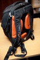 BOOQ BOA FLOW M\n\nFoto und Kommentar von Jrg Langer - www.taschenfreak.de\n\nKommentar:\n\nVielen Dank an das Team von Profil Marketing - die mir diese Bag testweise zur Verfgng stellten.\n\nDer Boa Flow ist ein Rucksack mit dem man sich erst einen Moment beschftigen muss um ihn zu verstehen, dann aber schnell feststellt, das es jammerschade gewesen wre, wenn man sich nicht mit Ihm beschftigt htte!\n\nUnseres erachtens der perfete Business Rucksack im Grostadtdschungel fr diejenigen die Business Tools wie Notebook, Phone, Netzteil, Unterlagen und aucjh eine kleine DSLR mit durch den Alltag transportieren mchten und auf Schutz sowie edles Design nicht verzichten wollen.\n\nDas hat Booq mit dem Flow wirklich geschafft! Alles ist durchdacht und funktional in einem stylischen "Gehuse" untergebracht.\n\nWir haben das M Modell im Test, es gibt auch noch eine Nummer grer. Unseres ist wie folgt bei den Notebookgren angegeben:\nPC: 13", 14", 15"\nMac:  13", 15", 17"\n\nWir haben einen 13" Fujitsu LIFEBOOK und einen 17" Macbook Pro Unibody darin verstaut - beides ohne Probleme und bequem.\n\nDas DSLR Fach knnte Booq etwas grer dimensionieren, da es bei unserer Testcam - einer Nikon D90 mit 18-105 schon recht eng war mit der lnge des Objektives. Mit einem Kitobjektiv wie einem 18-55 VR ist es stressfreier. Da wren 2cm mehr tiefe fr das Objektiv frderlich gewesen.\n\nDas Tragesystem ist sehr gut und durchdacht. Der Hftgurt ist nicht abnehmbar. Die Reissverschlsse und die Nhte sind recht robust und machen einen soliden und zugleich "feinen" Eindruck. Ich denke eine sehr gute Kombination!\n\nWer einen Backpack fr den Alltag und sein Business sucht hat hier einen gefunden!\n\nLieben Gru\n\nEuer Taschenfreak - Jrg