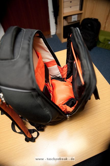 BOOQ BOA FLOW M\n\nFoto und Kommentar von Jrg Langer - www.taschenfreak.de\n\nKommentar:\n\nVielen Dank an das Team von Profil Marketing - die mir diese Bag testweise zur Verfgng stellten.\n\nDer Boa Flow ist ein Rucksack mit dem man sich erst einen Moment beschftigen muss um ihn zu verstehen, dann aber schnell feststellt, das es jammerschade gewesen wre, wenn man sich nicht mit Ihm beschftigt htte!\n\nUnseres erachtens der perfete Business Rucksack im Grostadtdschungel fr diejenigen die Business Tools wie Notebook, Phone, Netzteil, Unterlagen und aucjh eine kleine DSLR mit durch den Alltag transportieren mchten und auf Schutz sowie edles Design nicht verzichten wollen.\n\nDas hat Booq mit dem Flow wirklich geschafft! Alles ist durchdacht und funktional in einem stylischen "Gehuse" untergebracht.\n\nWir haben das M Modell im Test, es gibt auch noch eine Nummer grer. Unseres ist wie folgt bei den Notebookgren angegeben:\nPC: 13", 14", 15"\nMac:  13", 15", 17"\n\nWir haben einen 13" Fujitsu LIFEBOOK und einen 17" Macbook Pro Unibody darin verstaut - beides ohne Probleme und bequem.\n\nDas DSLR Fach knnte Booq etwas grer dimensionieren, da es bei unserer Testcam - einer Nikon D90 mit 18-105 schon recht eng war mit der lnge des Objektives. Mit einem Kitobjektiv wie einem 18-55 VR ist es stressfreier. Da wren 2cm mehr tiefe fr das Objektiv frderlich gewesen.\n\nDas Tragesystem ist sehr gut und durchdacht. Der Hftgurt ist nicht abnehmbar. Die Reissverschlsse und die Nhte sind recht robust und machen einen soliden und zugleich "feinen" Eindruck. Ich denke eine sehr gute Kombination!\n\nWer einen Backpack fr den Alltag und sein Business sucht hat hier einen gefunden!\n\nLieben Gru\n\nEuer Taschenfreak - Jrg