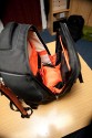 BOOQ BOA FLOW M\n\nFoto und Kommentar von Jrg Langer - www.taschenfreak.de\n\nKommentar:\n\nVielen Dank an das Team von Profil Marketing - die mir diese Bag testweise zur Verfgng stellten.\n\nDer Boa Flow ist ein Rucksack mit dem man sich erst einen Moment beschftigen muss um ihn zu verstehen, dann aber schnell feststellt, das es jammerschade gewesen wre, wenn man sich nicht mit Ihm beschftigt htte!\n\nUnseres erachtens der perfete Business Rucksack im Grostadtdschungel fr diejenigen die Business Tools wie Notebook, Phone, Netzteil, Unterlagen und aucjh eine kleine DSLR mit durch den Alltag transportieren mchten und auf Schutz sowie edles Design nicht verzichten wollen.\n\nDas hat Booq mit dem Flow wirklich geschafft! Alles ist durchdacht und funktional in einem stylischen "Gehuse" untergebracht.\n\nWir haben das M Modell im Test, es gibt auch noch eine Nummer grer. Unseres ist wie folgt bei den Notebookgren angegeben:\nPC: 13", 14", 15"\nMac:  13", 15", 17"\n\nWir haben einen 13" Fujitsu LIFEBOOK und einen 17" Macbook Pro Unibody darin verstaut - beides ohne Probleme und bequem.\n\nDas DSLR Fach knnte Booq etwas grer dimensionieren, da es bei unserer Testcam - einer Nikon D90 mit 18-105 schon recht eng war mit der lnge des Objektives. Mit einem Kitobjektiv wie einem 18-55 VR ist es stressfreier. Da wren 2cm mehr tiefe fr das Objektiv frderlich gewesen.\n\nDas Tragesystem ist sehr gut und durchdacht. Der Hftgurt ist nicht abnehmbar. Die Reissverschlsse und die Nhte sind recht robust und machen einen soliden und zugleich "feinen" Eindruck. Ich denke eine sehr gute Kombination!\n\nWer einen Backpack fr den Alltag und sein Business sucht hat hier einen gefunden!\n\nLieben Gru\n\nEuer Taschenfreak - Jrg