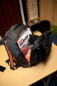 BOOQ BOA FLOW M\n\nFoto und Kommentar von Jrg Langer - www.taschenfreak.de\n\nKommentar:\n\nVielen Dank an das Team von Profil Marketing - die mir diese Bag testweise zur Verfgng stellten.\n\nDer Boa Flow ist ein Rucksack mit dem man sich erst einen Moment beschftigen muss um ihn zu verstehen, dann aber schnell feststellt, das es jammerschade gewesen wre, wenn man sich nicht mit Ihm beschftigt htte!\n\nUnseres erachtens der perfete Business Rucksack im Grostadtdschungel fr diejenigen die Business Tools wie Notebook, Phone, Netzteil, Unterlagen und aucjh eine kleine DSLR mit durch den Alltag transportieren mchten und auf Schutz sowie edles Design nicht verzichten wollen.\n\nDas hat Booq mit dem Flow wirklich geschafft! Alles ist durchdacht und funktional in einem stylischen "Gehuse" untergebracht.\n\nWir haben das M Modell im Test, es gibt auch noch eine Nummer grer. Unseres ist wie folgt bei den Notebookgren angegeben:\nPC: 13", 14", 15"\nMac:  13", 15", 17"\n\nWir haben einen 13" Fujitsu LIFEBOOK und einen 17" Macbook Pro Unibody darin verstaut - beides ohne Probleme und bequem.\n\nDas DSLR Fach knnte Booq etwas grer dimensionieren, da es bei unserer Testcam - einer Nikon D90 mit 18-105 schon recht eng war mit der lnge des Objektives. Mit einem Kitobjektiv wie einem 18-55 VR ist es stressfreier. Da wren 2cm mehr tiefe fr das Objektiv frderlich gewesen.\n\nDas Tragesystem ist sehr gut und durchdacht. Der Hftgurt ist nicht abnehmbar. Die Reissverschlsse und die Nhte sind recht robust und machen einen soliden und zugleich "feinen" Eindruck. Ich denke eine sehr gute Kombination!\n\nWer einen Backpack fr den Alltag und sein Business sucht hat hier einen gefunden!\n\nLieben Gru\n\nEuer Taschenfreak - Jrg