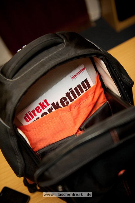 BOOQ BOA FLOW M\n\nFoto und Kommentar von Jörg Langer - www.taschenfreak.de\n\nKommentar:\n\nVielen Dank an das Team von Profil Marketing - die mir diese Bag testweise zur Verfügng stellten.\n\nDer Boa Flow ist ein Rucksack mit dem man sich erst einen Moment beschäftigen muss um ihn zu verstehen, dann aber schnell feststellt, das es jammerschade gewesen wäre, wenn man sich nicht mit Ihm beschäftigt hätte!\n\nUnseres erachtens der perfete Business Rucksack im Großstadtdschungel für diejenigen die Business Tools wie Notebook, Phone, Netzteil, Unterlagen und aucjh eine kleine DSLR mit durch den Alltag transportieren möchten und auf Schutz sowie edles Design nicht verzichten wollen.\n\nDas hat Booq mit dem Flow wirklich geschafft! Alles ist durchdacht und funktional in einem stylischen "Gehäuse" untergebracht.\n\nWir haben das M Modell im Test, es gibt auch noch eine Nummer größer. Unseres ist wie folgt bei den Notebookgrößen angegeben:\nPC: 13", 14", 15"\nMac:  13", 15", 17"\n\nWir haben einen 13" Fujitsu LIFEBOOK und einen 17" Macbook Pro Unibody darin verstaut - beides ohne Probleme und bequem.\n\nDas DSLR Fach könnte Booq etwas größer dimensionieren, da es bei unserer Testcam - einer Nikon D90 mit 18-105 schon recht eng war mit der länge des Objektives. Mit einem Kitobjektiv wie einem 18-55 VR ist es stressfreier. Da wären 2cm mehr tiefe für das Objektiv förderlich gewesen.\n\nDas Tragesystem ist sehr gut und durchdacht. Der Hüftgurt ist nicht abnehmbar. Die Reissverschlüsse und die Nähte sind recht robust und machen einen soliden und zugleich "feinen" Eindruck. Ich denke eine sehr gute Kombination!\n\nWer einen Backpack für den Alltag und sein Business sucht hat hier einen gefunden!\n\nLieben Gruß\n\nEuer Taschenfreak - Jörg