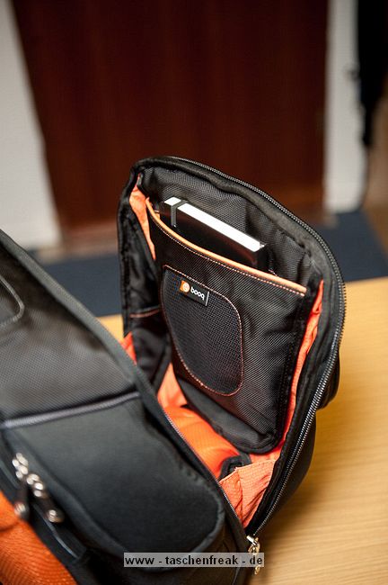 BOOQ BOA FLOW M\n\nFoto und Kommentar von Jörg Langer - www.taschenfreak.de\n\nKommentar:\n\nVielen Dank an das Team von Profil Marketing - die mir diese Bag testweise zur Verfügng stellten.\n\nDer Boa Flow ist ein Rucksack mit dem man sich erst einen Moment beschäftigen muss um ihn zu verstehen, dann aber schnell feststellt, das es jammerschade gewesen wäre, wenn man sich nicht mit Ihm beschäftigt hätte!\n\nUnseres erachtens der perfete Business Rucksack im Großstadtdschungel für diejenigen die Business Tools wie Notebook, Phone, Netzteil, Unterlagen und aucjh eine kleine DSLR mit durch den Alltag transportieren möchten und auf Schutz sowie edles Design nicht verzichten wollen.\n\nDas hat Booq mit dem Flow wirklich geschafft! Alles ist durchdacht und funktional in einem stylischen "Gehäuse" untergebracht.\n\nWir haben das M Modell im Test, es gibt auch noch eine Nummer größer. Unseres ist wie folgt bei den Notebookgrößen angegeben:\nPC: 13", 14", 15"\nMac:  13", 15", 17"\n\nWir haben einen 13" Fujitsu LIFEBOOK und einen 17" Macbook Pro Unibody darin verstaut - beides ohne Probleme und bequem.\n\nDas DSLR Fach könnte Booq etwas größer dimensionieren, da es bei unserer Testcam - einer Nikon D90 mit 18-105 schon recht eng war mit der länge des Objektives. Mit einem Kitobjektiv wie einem 18-55 VR ist es stressfreier. Da wären 2cm mehr tiefe für das Objektiv förderlich gewesen.\n\nDas Tragesystem ist sehr gut und durchdacht. Der Hüftgurt ist nicht abnehmbar. Die Reissverschlüsse und die Nähte sind recht robust und machen einen soliden und zugleich "feinen" Eindruck. Ich denke eine sehr gute Kombination!\n\nWer einen Backpack für den Alltag und sein Business sucht hat hier einen gefunden!\n\nLieben Gruß\n\nEuer Taschenfreak - Jörg