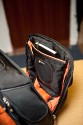 BOOQ BOA FLOW M\n\nFoto und Kommentar von Jrg Langer - www.taschenfreak.de\n\nKommentar:\n\nVielen Dank an das Team von Profil Marketing - die mir diese Bag testweise zur Verfgng stellten.\n\nDer Boa Flow ist ein Rucksack mit dem man sich erst einen Moment beschftigen muss um ihn zu verstehen, dann aber schnell feststellt, das es jammerschade gewesen wre, wenn man sich nicht mit Ihm beschftigt htte!\n\nUnseres erachtens der perfete Business Rucksack im Grostadtdschungel fr diejenigen die Business Tools wie Notebook, Phone, Netzteil, Unterlagen und aucjh eine kleine DSLR mit durch den Alltag transportieren mchten und auf Schutz sowie edles Design nicht verzichten wollen.\n\nDas hat Booq mit dem Flow wirklich geschafft! Alles ist durchdacht und funktional in einem stylischen "Gehuse" untergebracht.\n\nWir haben das M Modell im Test, es gibt auch noch eine Nummer grer. Unseres ist wie folgt bei den Notebookgren angegeben:\nPC: 13", 14", 15"\nMac:  13", 15", 17"\n\nWir haben einen 13" Fujitsu LIFEBOOK und einen 17" Macbook Pro Unibody darin verstaut - beides ohne Probleme und bequem.\n\nDas DSLR Fach knnte Booq etwas grer dimensionieren, da es bei unserer Testcam - einer Nikon D90 mit 18-105 schon recht eng war mit der lnge des Objektives. Mit einem Kitobjektiv wie einem 18-55 VR ist es stressfreier. Da wren 2cm mehr tiefe fr das Objektiv frderlich gewesen.\n\nDas Tragesystem ist sehr gut und durchdacht. Der Hftgurt ist nicht abnehmbar. Die Reissverschlsse und die Nhte sind recht robust und machen einen soliden und zugleich "feinen" Eindruck. Ich denke eine sehr gute Kombination!\n\nWer einen Backpack fr den Alltag und sein Business sucht hat hier einen gefunden!\n\nLieben Gru\n\nEuer Taschenfreak - Jrg