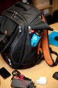 BOOQ BOA FLOW M\n\nFoto und Kommentar von Jrg Langer - www.taschenfreak.de\n\nKommentar:\n\nVielen Dank an das Team von Profil Marketing - die mir diese Bag testweise zur Verfgng stellten.\n\nDer Boa Flow ist ein Rucksack mit dem man sich erst einen Moment beschftigen muss um ihn zu verstehen, dann aber schnell feststellt, das es jammerschade gewesen wre, wenn man sich nicht mit Ihm beschftigt htte!\n\nUnseres erachtens der perfete Business Rucksack im Grostadtdschungel fr diejenigen die Business Tools wie Notebook, Phone, Netzteil, Unterlagen und aucjh eine kleine DSLR mit durch den Alltag transportieren mchten und auf Schutz sowie edles Design nicht verzichten wollen.\n\nDas hat Booq mit dem Flow wirklich geschafft! Alles ist durchdacht und funktional in einem stylischen "Gehuse" untergebracht.\n\nWir haben das M Modell im Test, es gibt auch noch eine Nummer grer. Unseres ist wie folgt bei den Notebookgren angegeben:\nPC: 13", 14", 15"\nMac:  13", 15", 17"\n\nWir haben einen 13" Fujitsu LIFEBOOK und einen 17" Macbook Pro Unibody darin verstaut - beides ohne Probleme und bequem.\n\nDas DSLR Fach knnte Booq etwas grer dimensionieren, da es bei unserer Testcam - einer Nikon D90 mit 18-105 schon recht eng war mit der lnge des Objektives. Mit einem Kitobjektiv wie einem 18-55 VR ist es stressfreier. Da wren 2cm mehr tiefe fr das Objektiv frderlich gewesen.\n\nDas Tragesystem ist sehr gut und durchdacht. Der Hftgurt ist nicht abnehmbar. Die Reissverschlsse und die Nhte sind recht robust und machen einen soliden und zugleich "feinen" Eindruck. Ich denke eine sehr gute Kombination!\n\nWer einen Backpack fr den Alltag und sein Business sucht hat hier einen gefunden!\n\nLieben Gru\n\nEuer Taschenfreak - Jrg