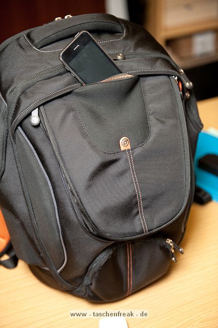 BOOQ BOA FLOW M\n\nFoto und Kommentar von Jörg Langer - www.taschenfreak.de\n\nKommentar:\n\nVielen Dank an das Team von Profil Marketing - die mir diese Bag testweise zur Verfügng stellten.\n\nDer Boa Flow ist ein Rucksack mit dem man sich erst einen Moment beschäftigen muss um ihn zu verstehen, dann aber schnell feststellt, das es jammerschade gewesen wäre, wenn man sich nicht mit Ihm beschäftigt hätte!\n\nUnseres erachtens der perfete Business Rucksack im Großstadtdschungel für diejenigen die Business Tools wie Notebook, Phone, Netzteil, Unterlagen und aucjh eine kleine DSLR mit durch den Alltag transportieren möchten und auf Schutz sowie edles Design nicht verzichten wollen.\n\nDas hat Booq mit dem Flow wirklich geschafft! Alles ist durchdacht und funktional in einem stylischen "Gehäuse" untergebracht.\n\nWir haben das M Modell im Test, es gibt auch noch eine Nummer größer. Unseres ist wie folgt bei den Notebookgrößen angegeben:\nPC: 13", 14", 15"\nMac:  13", 15", 17"\n\nWir haben einen 13" Fujitsu LIFEBOOK und einen 17" Macbook Pro Unibody darin verstaut - beides ohne Probleme und bequem.\n\nDas DSLR Fach könnte Booq etwas größer dimensionieren, da es bei unserer Testcam - einer Nikon D90 mit 18-105 schon recht eng war mit der länge des Objektives. Mit einem Kitobjektiv wie einem 18-55 VR ist es stressfreier. Da wären 2cm mehr tiefe für das Objektiv förderlich gewesen.\n\nDas Tragesystem ist sehr gut und durchdacht. Der Hüftgurt ist nicht abnehmbar. Die Reissverschlüsse und die Nähte sind recht robust und machen einen soliden und zugleich "feinen" Eindruck. Ich denke eine sehr gute Kombination!\n\nWer einen Backpack für den Alltag und sein Business sucht hat hier einen gefunden!\n\nLieben Gruß\n\nEuer Taschenfreak - Jörg