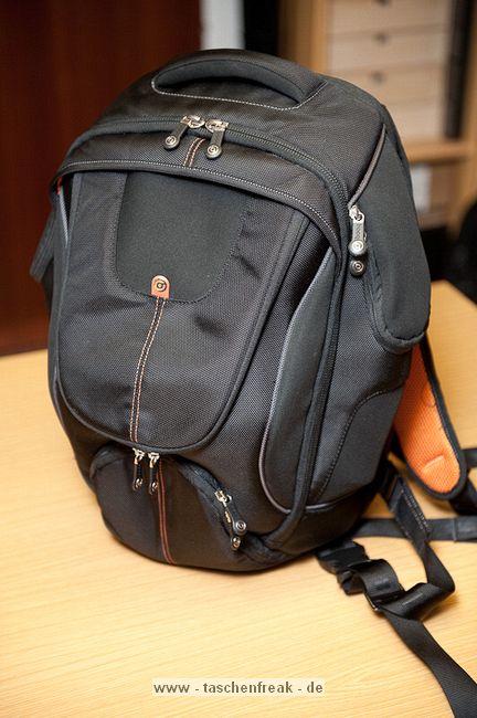 BOOQ BOA FLOW M\n\nFoto und Kommentar von Jörg Langer - www.taschenfreak.de\n\nKommentar:\n\nVielen Dank an das Team von Profil Marketing - die mir diese Bag testweise zur Verfügng stellten.\n\nDer Boa Flow ist ein Rucksack mit dem man sich erst einen Moment beschäftigen muss um ihn zu verstehen, dann aber schnell feststellt, das es jammerschade gewesen wäre, wenn man sich nicht mit Ihm beschäftigt hätte!\n\nUnseres erachtens der perfete Business Rucksack im Großstadtdschungel für diejenigen die Business Tools wie Notebook, Phone, Netzteil, Unterlagen und aucjh eine kleine DSLR mit durch den Alltag transportieren möchten und auf Schutz sowie edles Design nicht verzichten wollen.\n\nDas hat Booq mit dem Flow wirklich geschafft! Alles ist durchdacht und funktional in einem stylischen "Gehäuse" untergebracht.\n\nWir haben das M Modell im Test, es gibt auch noch eine Nummer größer. Unseres ist wie folgt bei den Notebookgrößen angegeben:\nPC: 13", 14", 15"\nMac:  13", 15", 17"\n\nWir haben einen 13" Fujitsu LIFEBOOK und einen 17" Macbook Pro Unibody darin verstaut - beides ohne Probleme und bequem.\n\nDas DSLR Fach könnte Booq etwas größer dimensionieren, da es bei unserer Testcam - einer Nikon D90 mit 18-105 schon recht eng war mit der länge des Objektives. Mit einem Kitobjektiv wie einem 18-55 VR ist es stressfreier. Da wären 2cm mehr tiefe für das Objektiv förderlich gewesen.\n\nDas Tragesystem ist sehr gut und durchdacht. Der Hüftgurt ist nicht abnehmbar. Die Reissverschlüsse und die Nähte sind recht robust und machen einen soliden und zugleich "feinen" Eindruck. Ich denke eine sehr gute Kombination!\n\nWer einen Backpack für den Alltag und sein Business sucht hat hier einen gefunden!\n\nLieben Gruß\n\nEuer Taschenfreak - Jörg