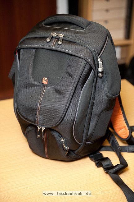 BOOQ BOA FLOW M\n\nFoto und Kommentar von Jrg Langer - www.taschenfreak.de\n\nKommentar:\n\nVielen Dank an das Team von Profil Marketing - die mir diese Bag testweise zur Verfgng stellten.\n\nDer Boa Flow ist ein Rucksack mit dem man sich erst einen Moment beschftigen muss um ihn zu verstehen, dann aber schnell feststellt, das es jammerschade gewesen wre, wenn man sich nicht mit Ihm beschftigt htte!\n\nUnseres erachtens der perfete Business Rucksack im Grostadtdschungel fr diejenigen die Business Tools wie Notebook, Phone, Netzteil, Unterlagen und aucjh eine kleine DSLR mit durch den Alltag transportieren mchten und auf Schutz sowie edles Design nicht verzichten wollen.\n\nDas hat Booq mit dem Flow wirklich geschafft! Alles ist durchdacht und funktional in einem stylischen "Gehuse" untergebracht.\n\nWir haben das M Modell im Test, es gibt auch noch eine Nummer grer. Unseres ist wie folgt bei den Notebookgren angegeben:\nPC: 13", 14", 15"\nMac:  13", 15", 17"\n\nWir haben einen 13" Fujitsu LIFEBOOK und einen 17" Macbook Pro Unibody darin verstaut - beides ohne Probleme und bequem.\n\nDas DSLR Fach knnte Booq etwas grer dimensionieren, da es bei unserer Testcam - einer Nikon D90 mit 18-105 schon recht eng war mit der lnge des Objektives. Mit einem Kitobjektiv wie einem 18-55 VR ist es stressfreier. Da wren 2cm mehr tiefe fr das Objektiv frderlich gewesen.\n\nDas Tragesystem ist sehr gut und durchdacht. Der Hftgurt ist nicht abnehmbar. Die Reissverschlsse und die Nhte sind recht robust und machen einen soliden und zugleich "feinen" Eindruck. Ich denke eine sehr gute Kombination!\n\nWer einen Backpack fr den Alltag und sein Business sucht hat hier einen gefunden!\n\nLieben Gru\n\nEuer Taschenfreak - Jrg