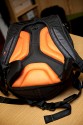 BOOQ BOA FLOW M\n\nFoto und Kommentar von Jrg Langer - www.taschenfreak.de\n\nKommentar:\n\nVielen Dank an das Team von Profil Marketing - die mir diese Bag testweise zur Verfgng stellten.\n\nDer Boa Flow ist ein Rucksack mit dem man sich erst einen Moment beschftigen muss um ihn zu verstehen, dann aber schnell feststellt, das es jammerschade gewesen wre, wenn man sich nicht mit Ihm beschftigt htte!\n\nUnseres erachtens der perfete Business Rucksack im Grostadtdschungel fr diejenigen die Business Tools wie Notebook, Phone, Netzteil, Unterlagen und aucjh eine kleine DSLR mit durch den Alltag transportieren mchten und auf Schutz sowie edles Design nicht verzichten wollen.\n\nDas hat Booq mit dem Flow wirklich geschafft! Alles ist durchdacht und funktional in einem stylischen "Gehuse" untergebracht.\n\nWir haben das M Modell im Test, es gibt auch noch eine Nummer grer. Unseres ist wie folgt bei den Notebookgren angegeben:\nPC: 13", 14", 15"\nMac:  13", 15", 17"\n\nWir haben einen 13" Fujitsu LIFEBOOK und einen 17" Macbook Pro Unibody darin verstaut - beides ohne Probleme und bequem.\n\nDas DSLR Fach knnte Booq etwas grer dimensionieren, da es bei unserer Testcam - einer Nikon D90 mit 18-105 schon recht eng war mit der lnge des Objektives. Mit einem Kitobjektiv wie einem 18-55 VR ist es stressfreier. Da wren 2cm mehr tiefe fr das Objektiv frderlich gewesen.\n\nDas Tragesystem ist sehr gut und durchdacht. Der Hftgurt ist nicht abnehmbar. Die Reissverschlsse und die Nhte sind recht robust und machen einen soliden und zugleich "feinen" Eindruck. Ich denke eine sehr gute Kombination!\n\nWer einen Backpack fr den Alltag und sein Business sucht hat hier einen gefunden!\n\nLieben Gru\n\nEuer Taschenfreak - Jrg