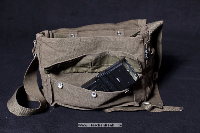 BUNDESWEHR KAMPFTASCHE GROSS\n\nFoto und Text von Carsten Wiemann - VIELEN DANK!\n\nKommentar:\n\nHi,\n\nich glaube die fehlt noch auf deiner tollen Seite, die Kampftasche klein hast du ja schon, ich hab hier die Kampftasche gro.\n\n"Die ideale unauffllige Fototasche fr den Tripp zwischendurch, hier gefllt mit Canon 5D Mk2 mit angesetztem 50mm/1.4, einem 85/1.8 und dem 17-40/4. In die Fronttasche pat noch gut ein Systemblitz und Akkus zum Wechseln. Als Polsterung dient eine zurecht geschnittene Isomatte."\n\nLG\n\nCarsten